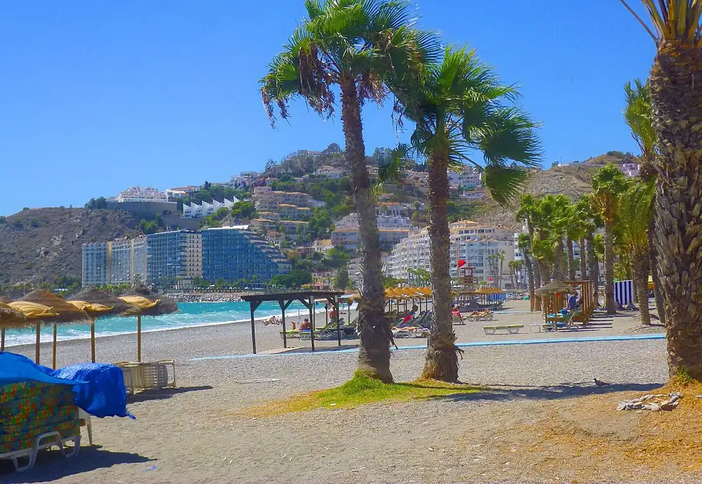 Palmeras y apartamentos en la playa de San Cristóbal, Almuñécar