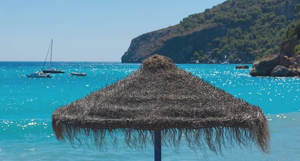 Sombrilla en la bahía de La Herradura